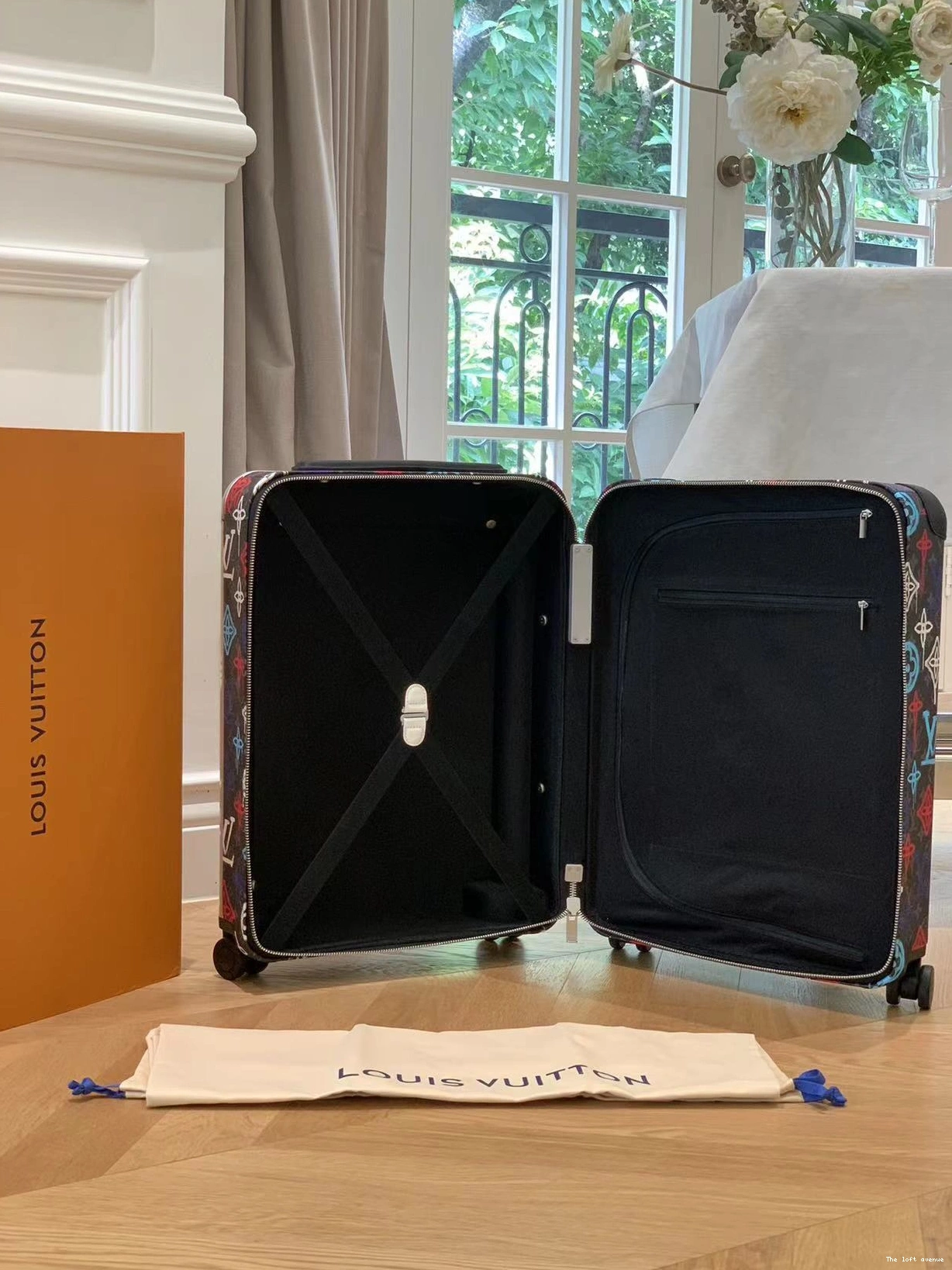 CUSTOM GRAFFITI HORIZON SUITCASE 55 CABIN 37L 0823